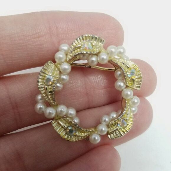 Vintage Gold Tone Faux Pearl and Rhinestone Wreath Circle Shape Brooch, Retro - Picture 1 of 6